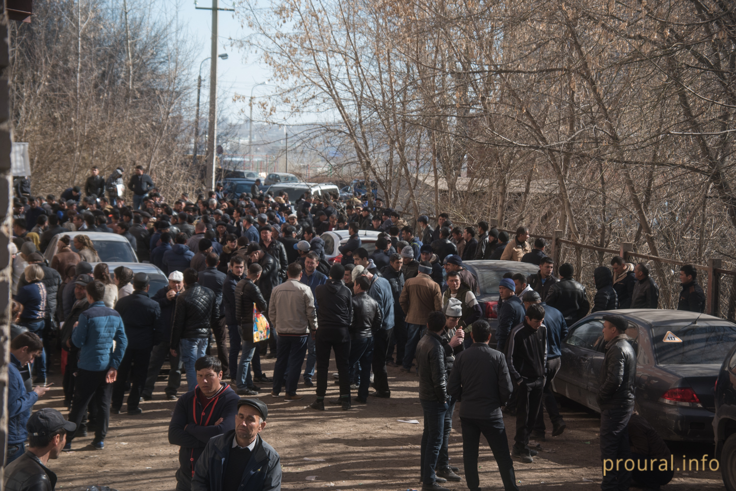 Толпы мигрантов на улице Уфы пугают горожан: Proural выяснил, в чем дело