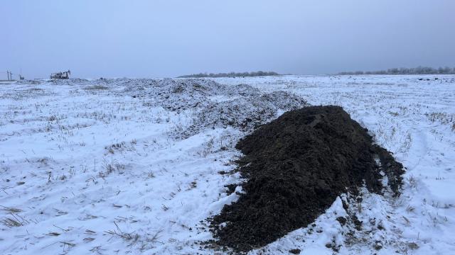 В Башкирии на поле вывезли птичий помет