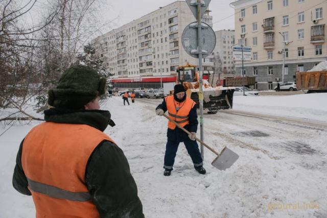 В Уфе продолжают расчищать и вывозить снег