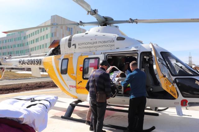 Изувеченного топором мальчика доставили в уфимскую больницу на вертолете