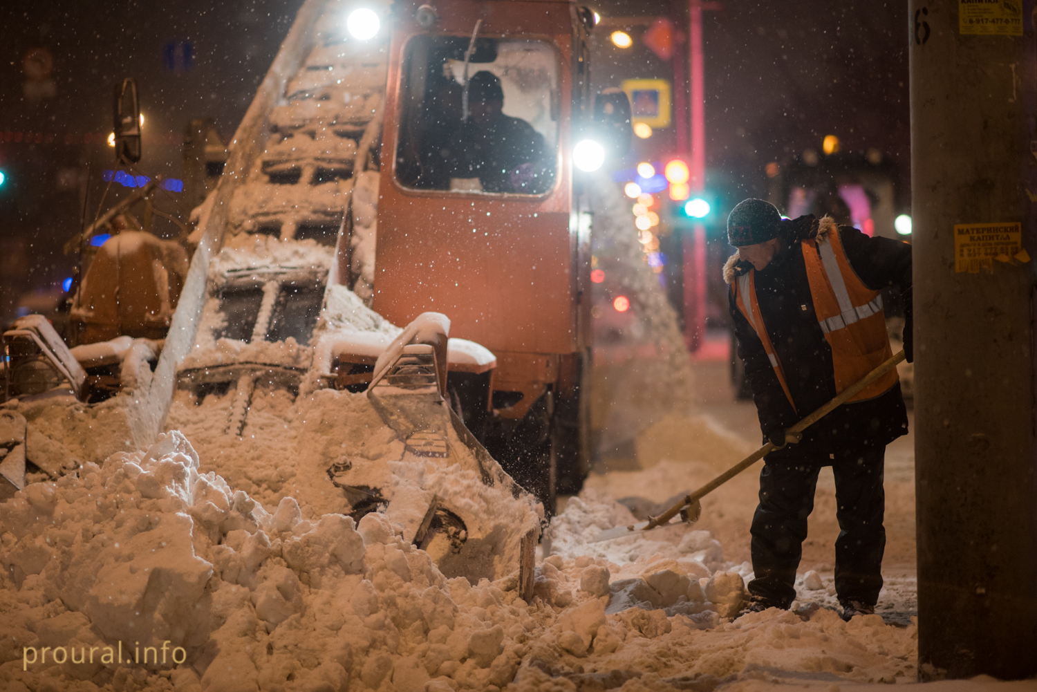 Ночь, холод и лопата: фоторепортаж  с городских улиц заваленных снегом