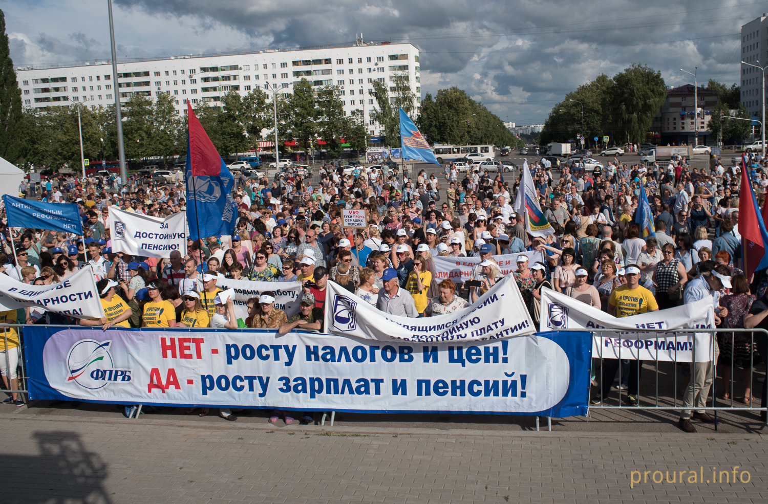 «Молодым — работу, пожилым — заботу»: в Уфе прошел митинг против повышения пенсионного возраста — фоторепортаж