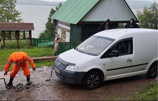 Две машины попали в грязевой плен в нацпарке «Башкирия»
