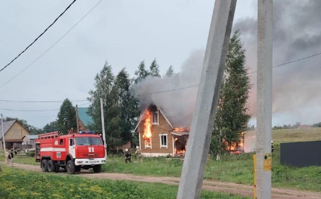 Семья с пятью детьми лишилась крова из-за пожара в Башкирии