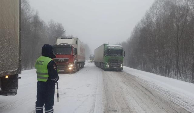 На трассе М5 в Башкирии закрыли проезд для маршруток, грузовиков и такси