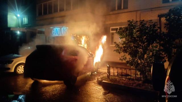 В Башкирии загорелся припаркованный «Порш Кайен»