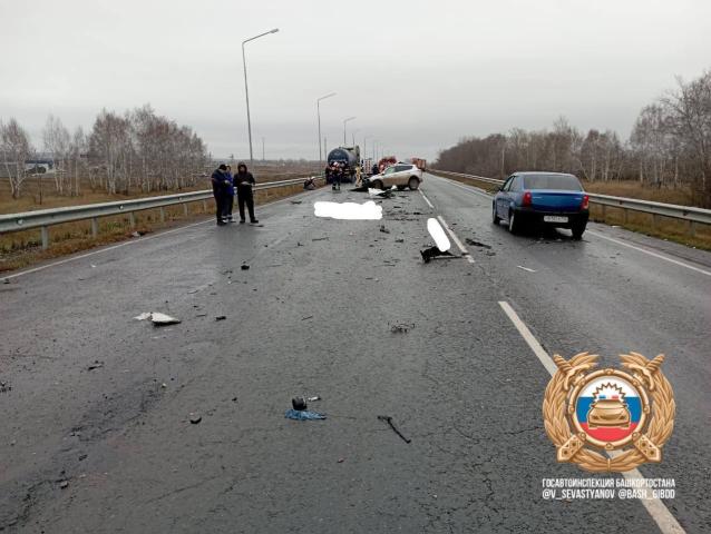 Пассажир легковушки погиб в Башкирии при столкновении с бензовозом