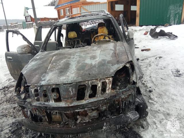 В Белорецке мужчина случайно спалил свою машину, пытаясь ее отремонтировать