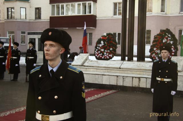 «Мы преклоняем головы»: фоторепортаж с праздничного митинга в Уфе, посвященного Дню защитника Отечества