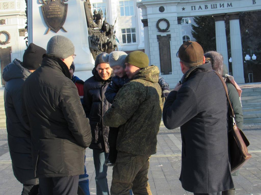 В Уфе встретили мобилизованных, приехавших в краткосрочный отпуск, — фоторепортаж