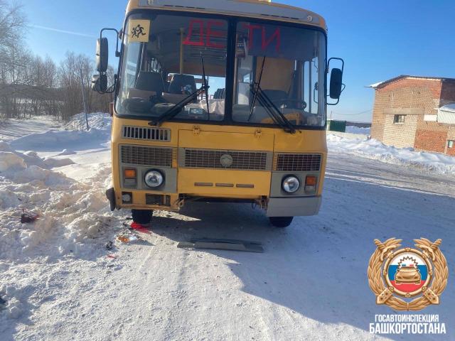 В Башкирии иномарка врезалась в школьный автобус