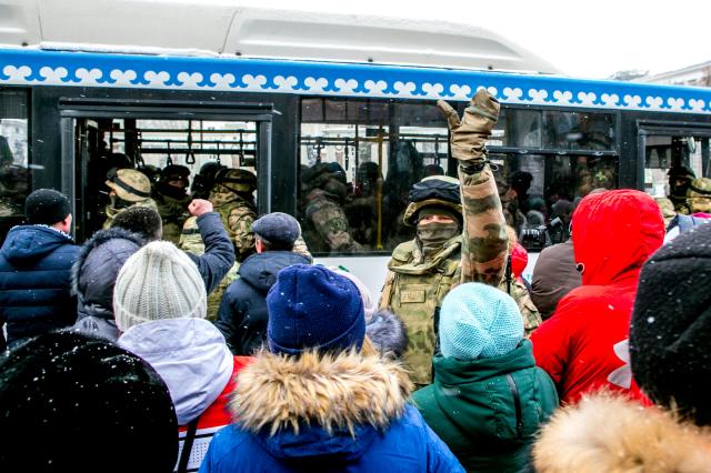 «Родные, вернусь живым обязательно!» — фоторепортаж с отправки добровольцев батальона имени Салавата Юлаева в зону СВО