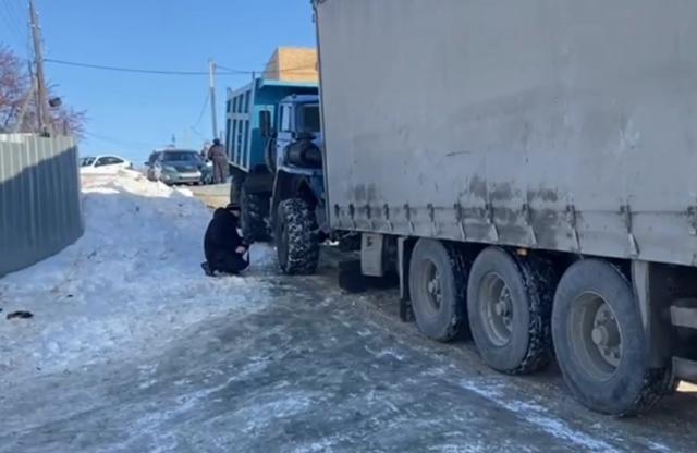 В Учалах мужчина попал под колеса самосвала