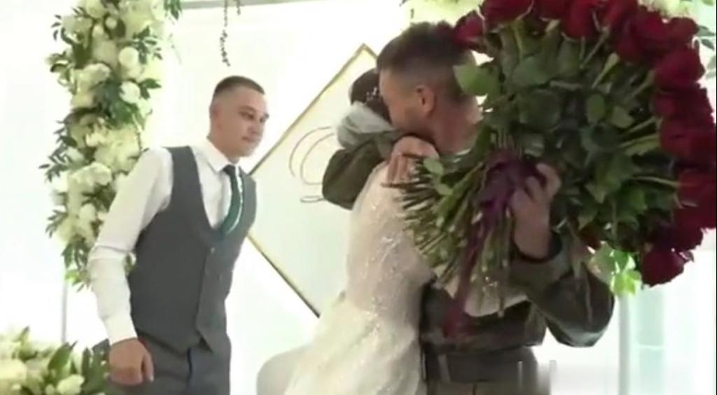 В Сибае участник СВО внезапно появился на свадьбе сестренки