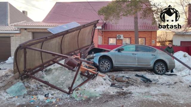 В Башкирии автомобиль снес остановку