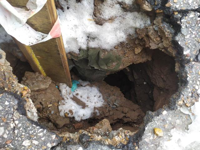 В Уфе возле многоквартирного дома образовалась яма в два метра глубиной