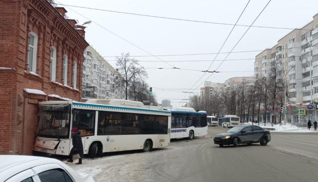 Известны подробности ДТП с автобусами в Уфе: одного пассажира увезли на скорой