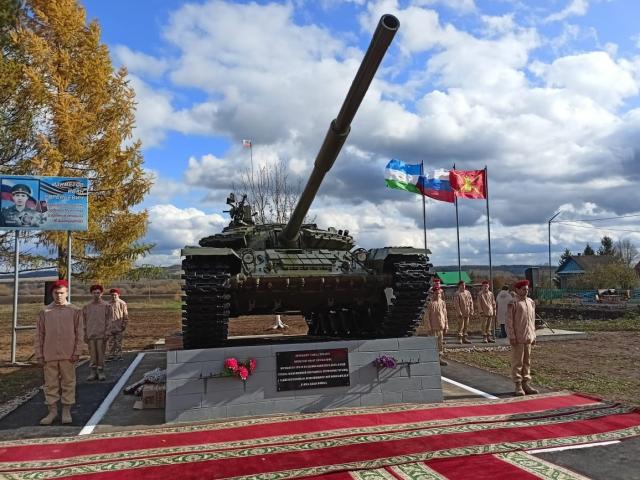 В Башкирии открыли памятник погибшему на СВО танкисту