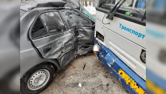 В Башкирии пассажирский НефАЗ протаранил иномарку