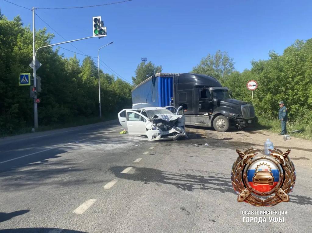 Два человека пострадали при столкновении тягача с легковушкой в Уфе
