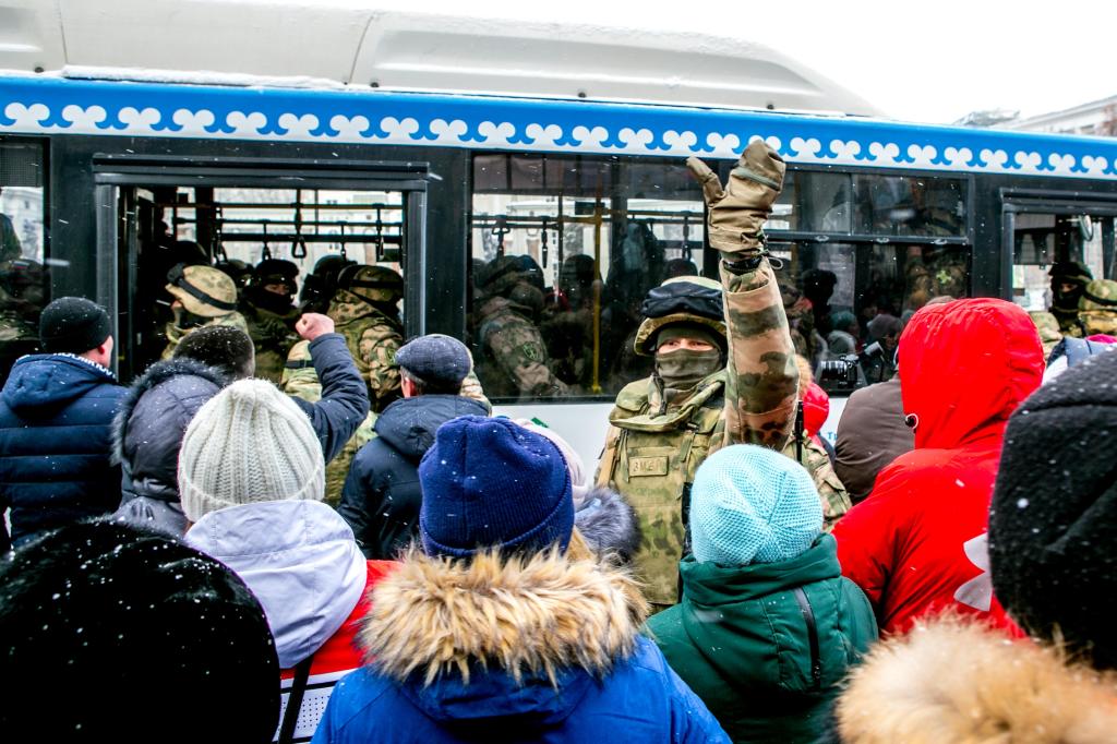 «Родные, вернусь живым обязательно!» — фоторепортаж с отправки добровольцев батальона имени Салавата Юлаева в зону СВО «Родные, вернусь живым обязательно!» — фоторепортаж с отправки добровольцев батальона имени Салавата Юлаева в зону СВО