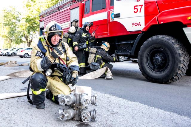 Фоторепортаж: в уфимском ТРЦ «Июнь» прошли масштабные учения пожарных
