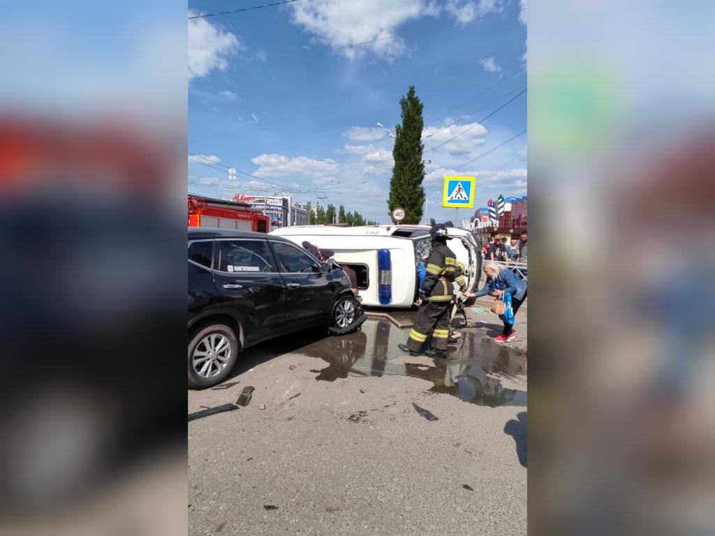В Уфе Nissan столкнулся со скорой, в которой была восьмилетняя девочка
