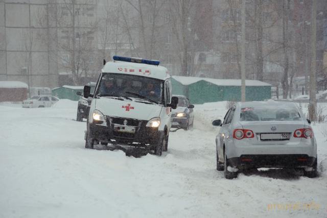 В Уфе водитель иномарки сбил бабушку во дворе дома