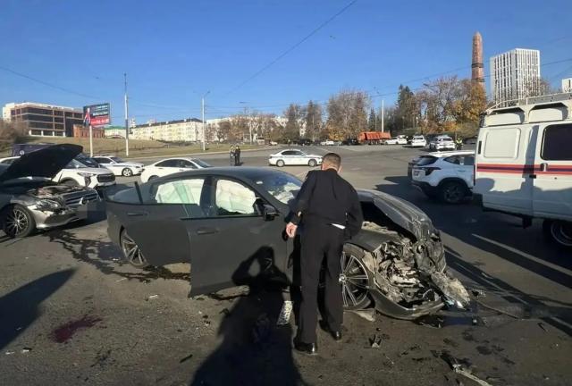 Три человека пострадали в тройном ДТП на Монументе Дружбы в Уфе