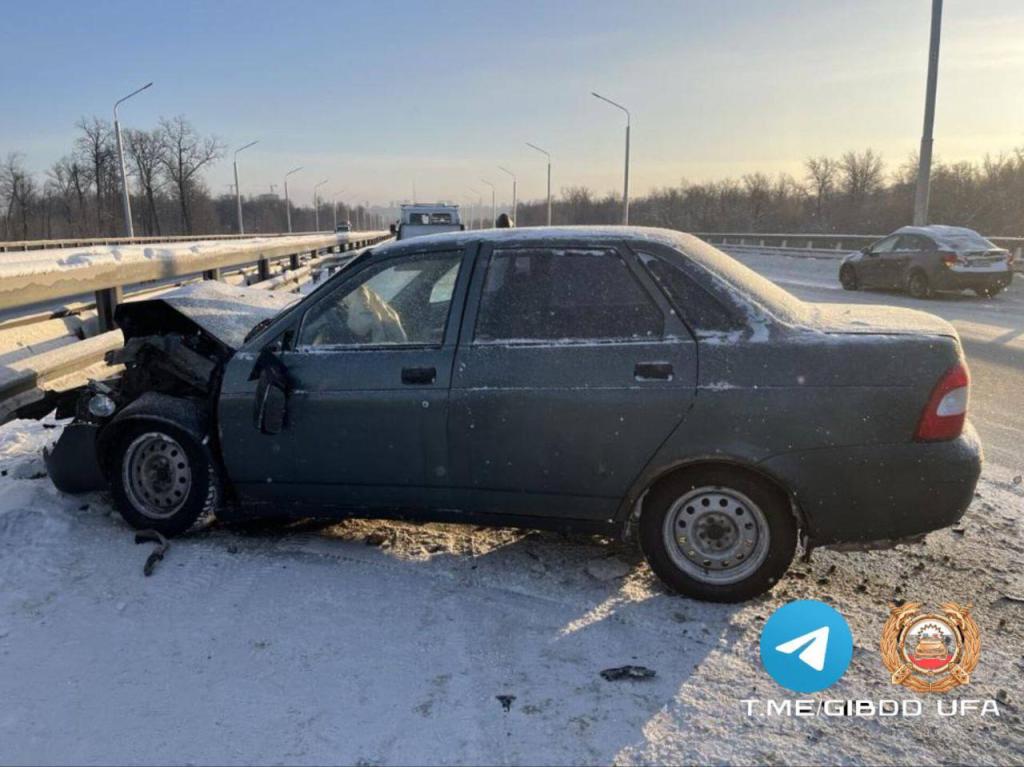 «Приора» врезалась в стоящую на дороге иномарку в Уфе, есть пострадавшие