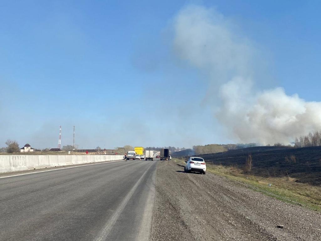 В Башкирии на трассе М5, вдоль которой горит сухая трава, столкнулись три автомобиля