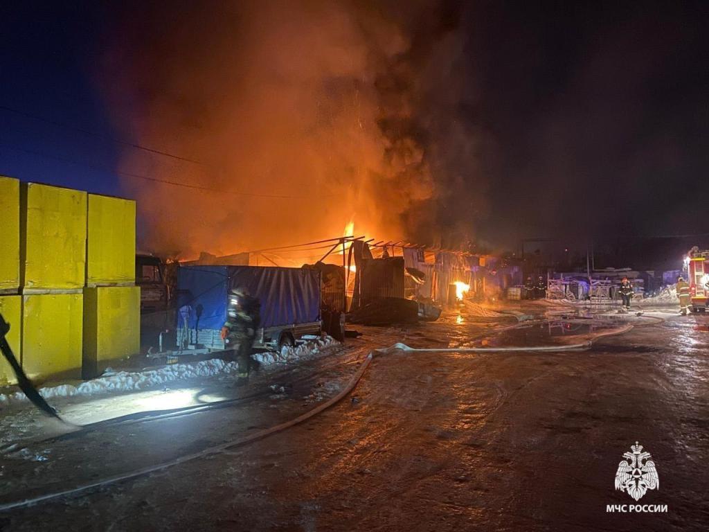 В Башкирии на складе стройматериалов произошел крупный пожар