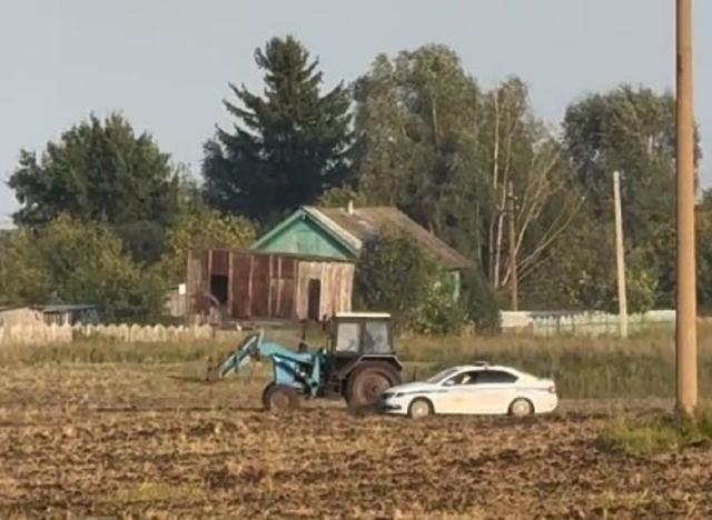 Погоня за пьяным трактористом в Башкирии попала на видео