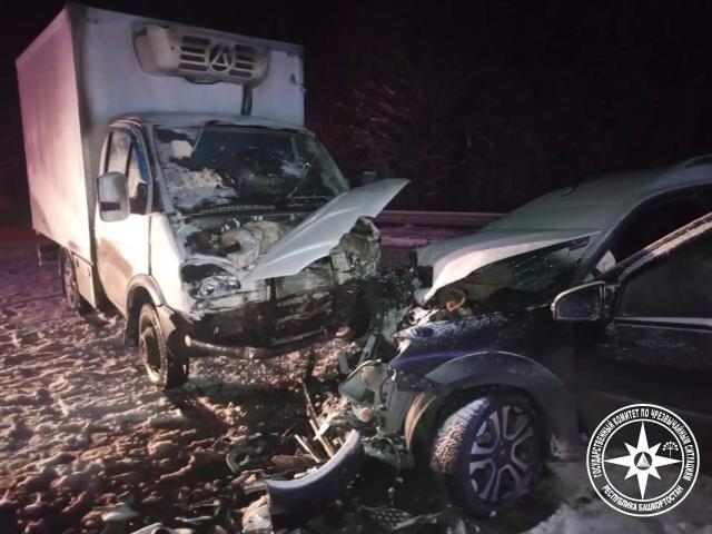 Трое пострадали при столкновении легковушки с грузовиком в Башкирии