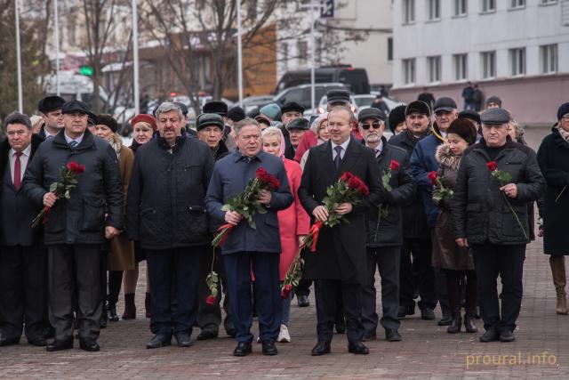 «Вместе мы – сила»: в Уфе возложили цветы к Монументу дружбы в День народного единства