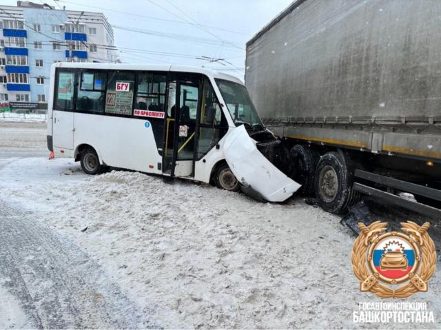 В Уфе автобус врезался в фуру