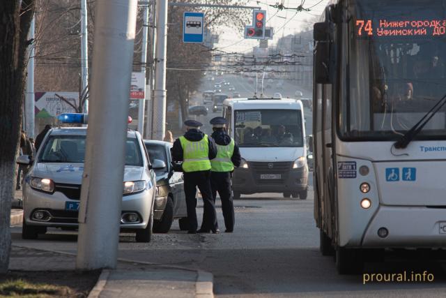 Прокуратура Уфы проверит кондуктора «Башавтотранса», которая выталкивала детей из автобуса