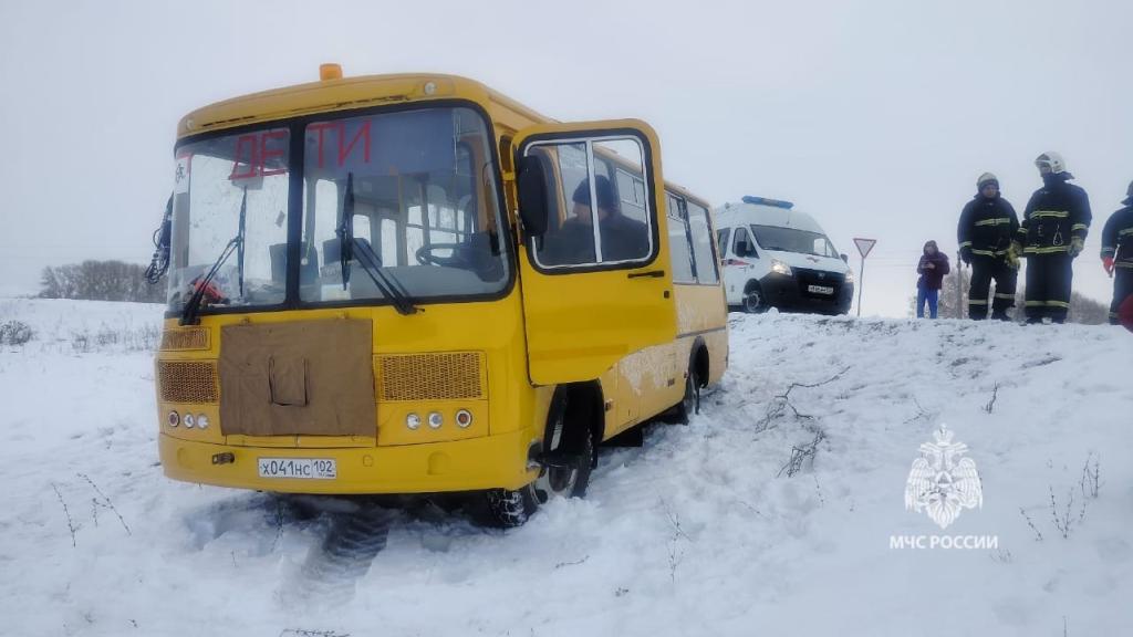 В Башкирии школьный автобус с детьми перевернулся в кювете
