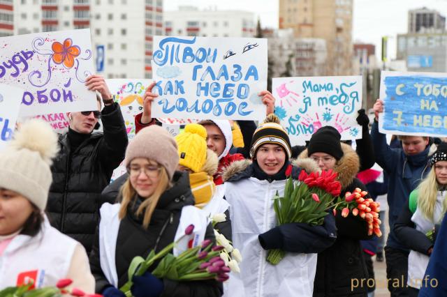 «У моей бабушки самые вкусные котлетки»: фоторепортаж с праздничного шествия в Уфе в честь 8 Марта