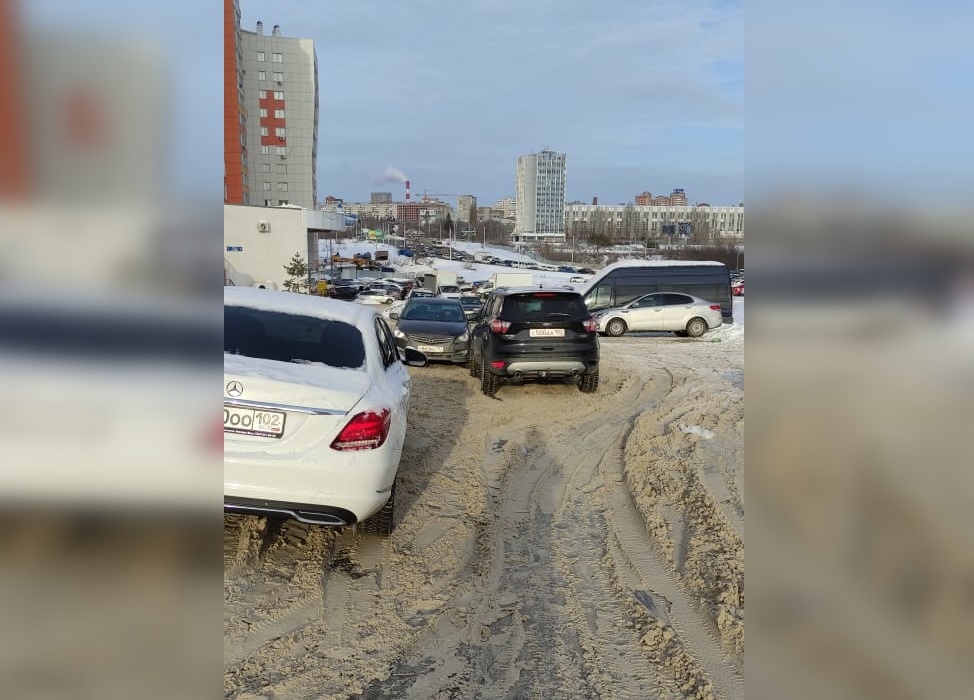 Жители Уфы пожаловались на заваленную снегом дорогу, а чиновники отчитались об уборке другой улицы