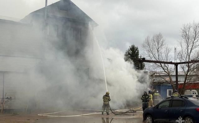 При пожаре в автосервисе в Уфе сгорели два автобуса и легковушка