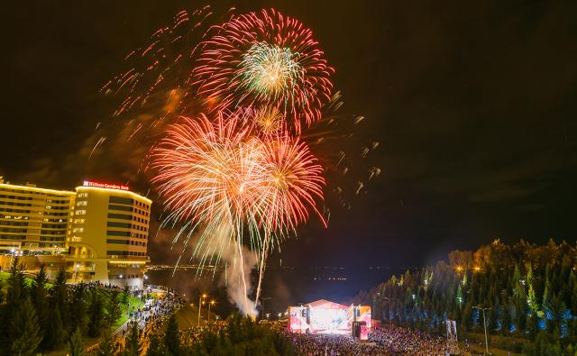 Фоторепортаж с грандиозного гала-концерта и фейерверка в Уфе на закрытии фестиваля «Сердце Евразии»