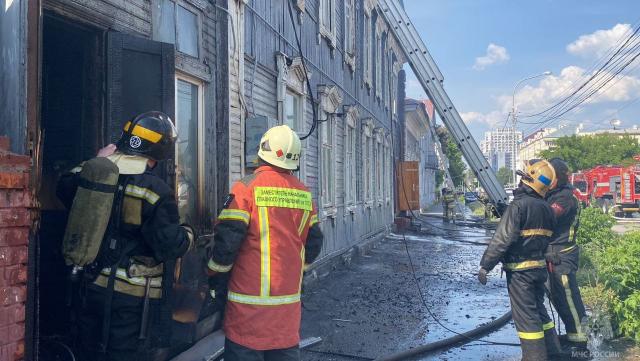 В центре Уфы сгорел двухэтажный деревянный дом