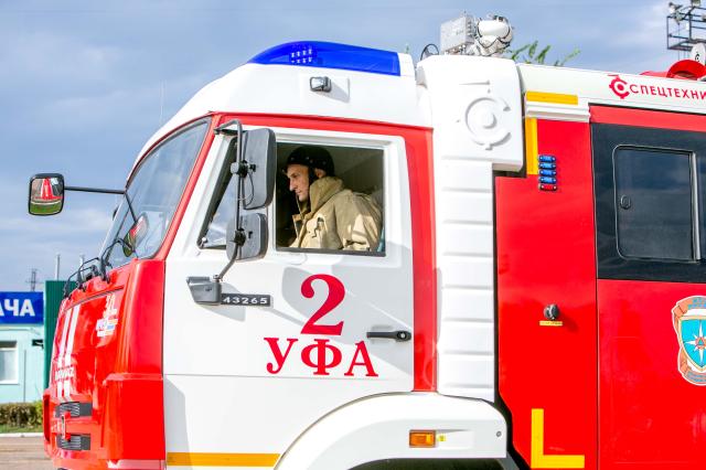 Из-за пожара в ТСК «Сипайловском» эвакуировали почти 600 человек
