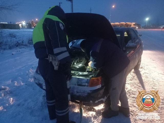В Башкирии сотрудники ГИБДД помогли «заглохшему» посреди трассы водителю