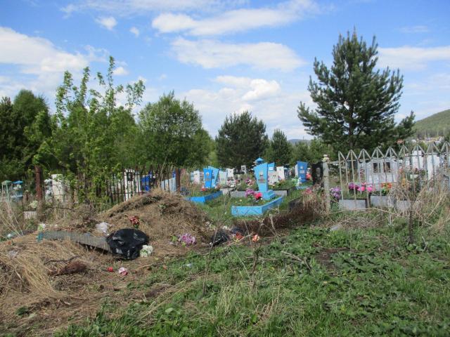 В Башкирии посетители кладбища устроили свалку прямо на могилах