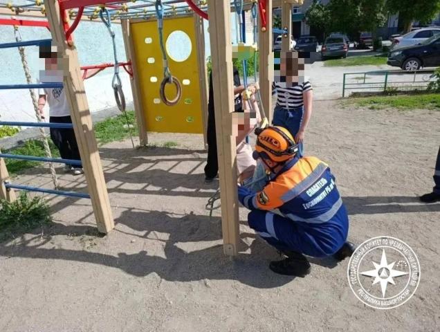В Башкирии спасатели помогли девочке, застрявшей в веревочной лестнице на детской площадке В Башкирии спасатели помогли девочке, застрявшей в веревочной лестнице на детской площадке