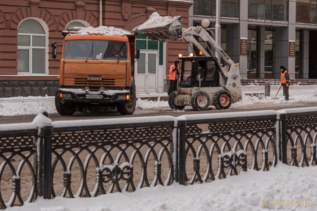 «А мы жителям обещали»: мэр Уфы остался недоволен уборкой дорог и тротуаров