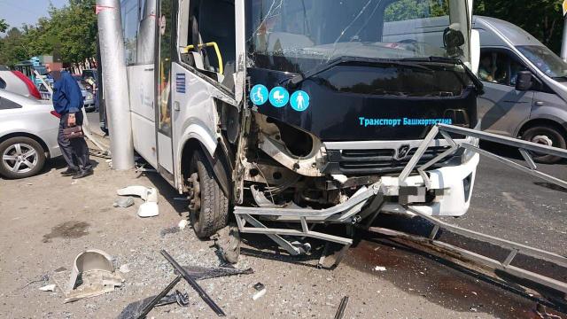 В массовом ДТП с участием двух автобусов в Уфе пострадала 9-летняя девочка