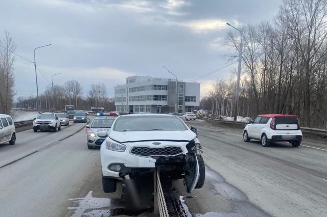 В Уфе иномарка буквально повисла на тросовом ограждении